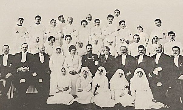  Медичні працівники Катеринославської губернської лікарні. 1903 // http://www.mif-ua.com/archive/article/47845