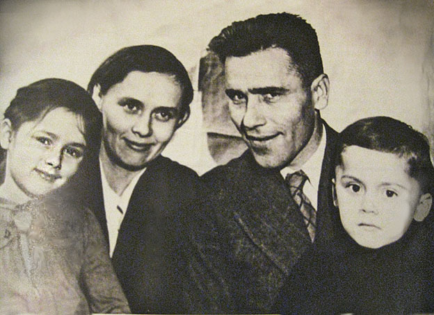 Родина Михайла Янгеля не часто збиралася разом...Фото з книжки «ЯНГЕЛЬ. Життя, віддане Батьківщині»