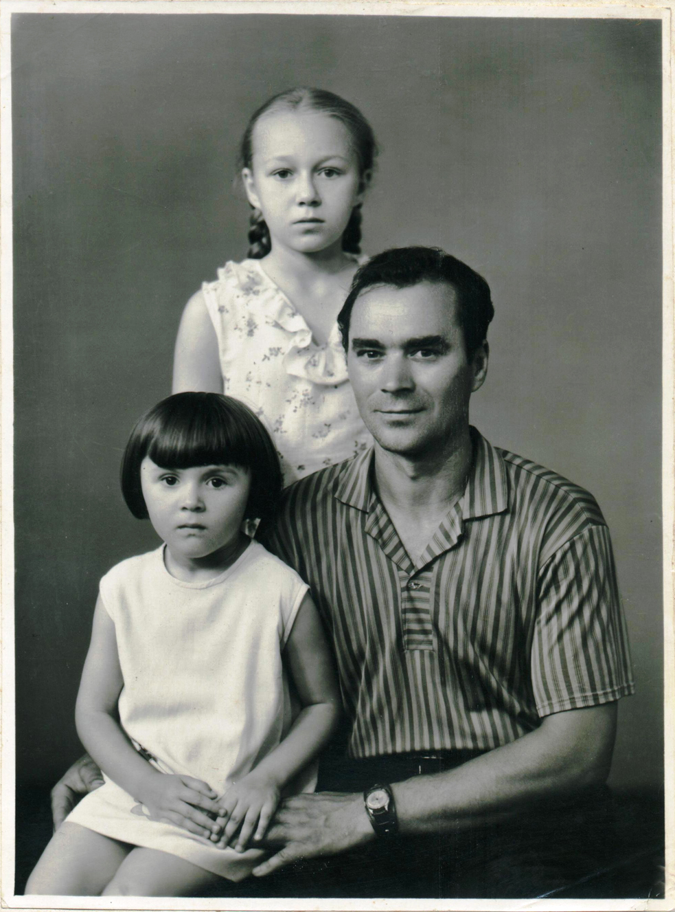 Валя із сестрою Людою та батьком Леонідом Петровичем, червень 1970 р. Фото із сімейного архіву