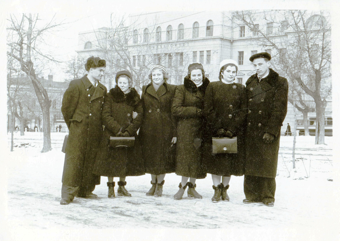 М. Олійник-Шубравська (друга праворуч) з викладачами ДДУ, 1954. З фонду ДНІМ ім. Дмитра Яворницького