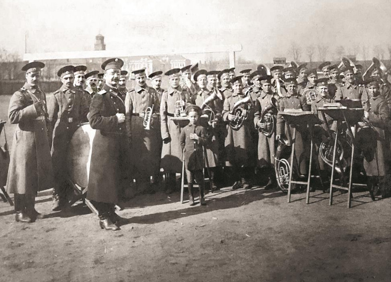Оркестр 134-го Феодосійського полку (фото з сімейного архіву Тетяни Стехіної); крайній ліворуч старший музикант Шевченко Данило Тимофійович, 1910-ті рр.