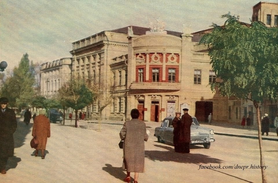 Дніпропетровський драматичний театр ім. Т.Г. Шевченка //https://vesti.dp.ua/neobychnaya-istoriya-dneprovskogo-teatra-foto/