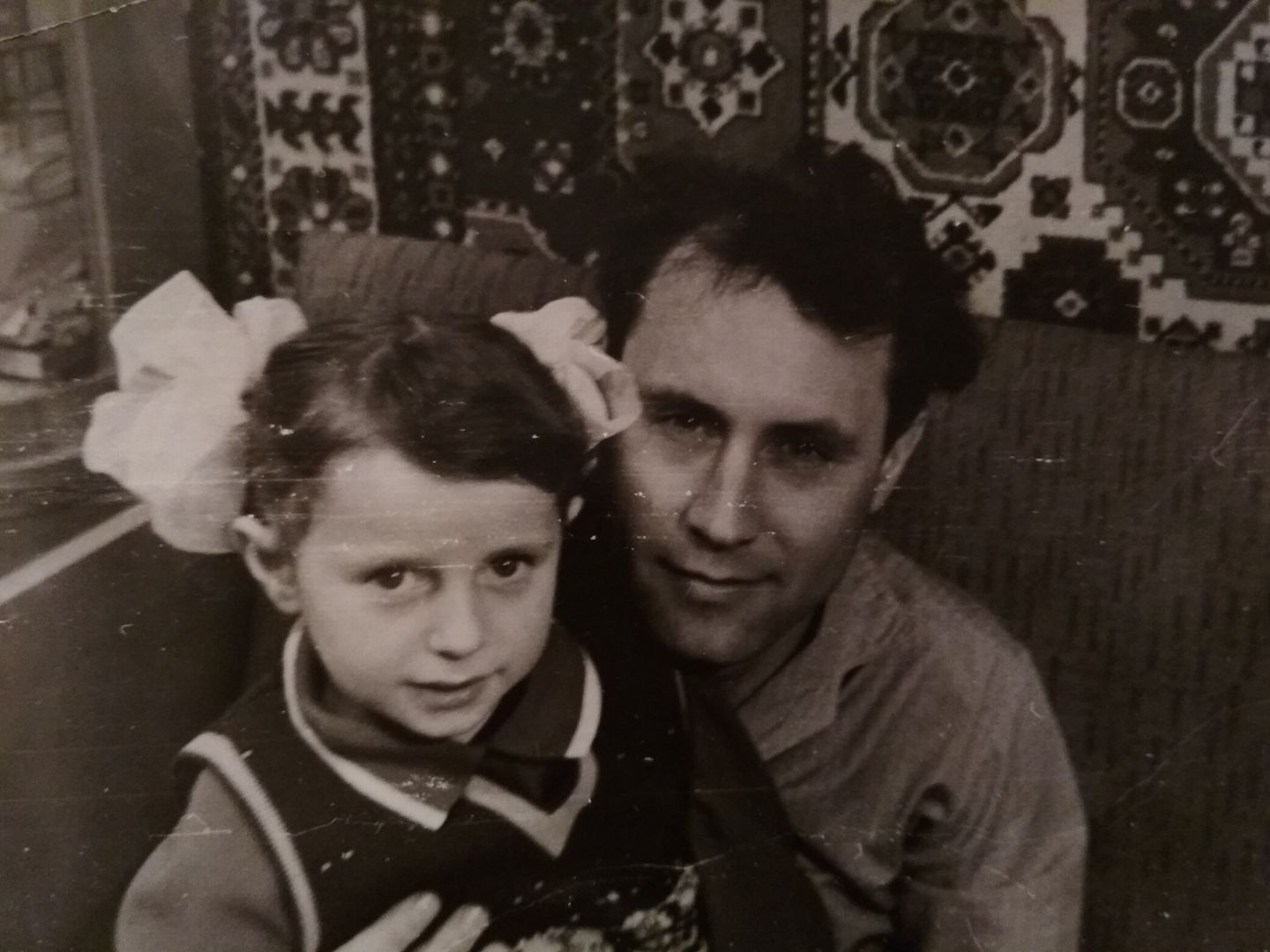 Лариса з батьком Іваном Савелійовичем (фото кінця 1960-х років)