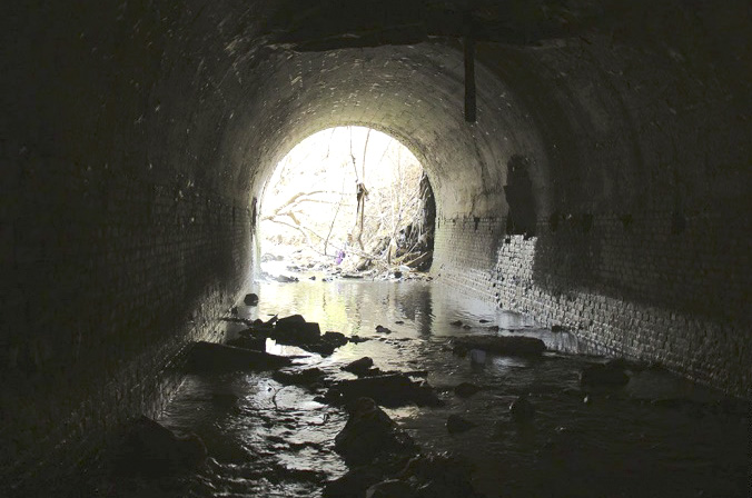 Початок підземної частини річки Жабокряч. Автор: Артем Костюк // https://artkostyuk.com/photo/polovitsa/IMG_0884-sm.jpg 