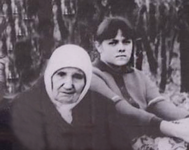 Баба Тіна з онукою Еммою. Фото з архіву Емми Філіппової-Косенкової