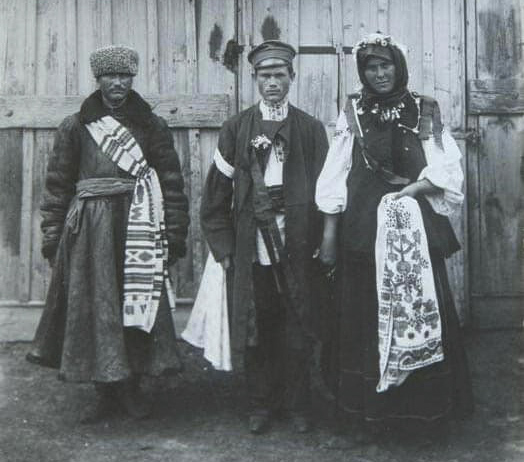 Весілля. Молодий, молода та дружба. Катеринославська губернія, 1910 рік. Фотоархів РЕМ.: https://www.facebook.com/photo/?fbid=576427106700443&set=a.575838066759347