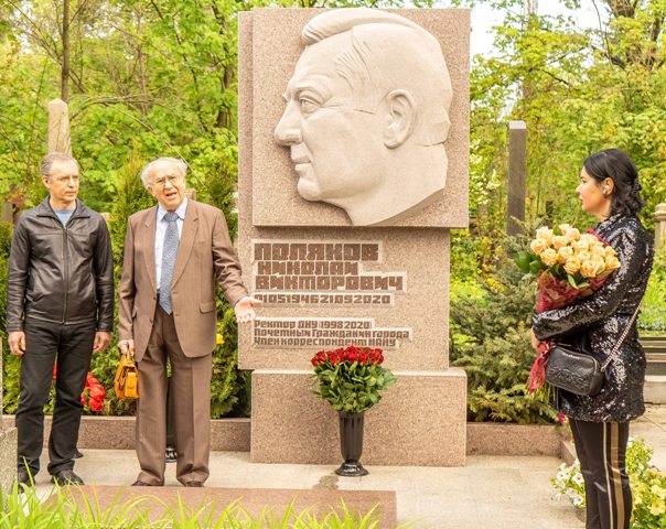 Барельєф ректору ДНУ Полякову М.В.