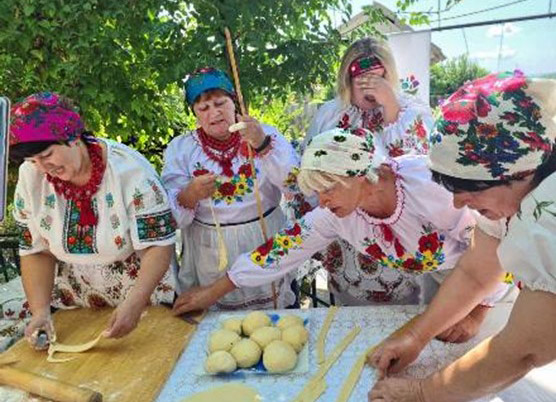  Готуються томаківські весільні дивні //https://womenplus.com.ua/news/tomakivskij-diven-u-skladi-nacionalnogo-kovchega- smakiv/#nanogallery/my_nanogallery/0/3