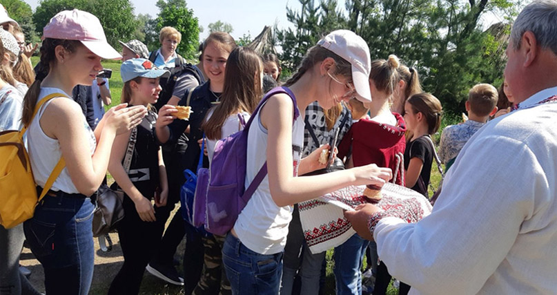 Зустріч дітей в садибі «Благодатне» //https://www.facebook.com/blagodatne.dp.ua/photos/pb.100063737762651.-2207520000./607375793103227/?type=3