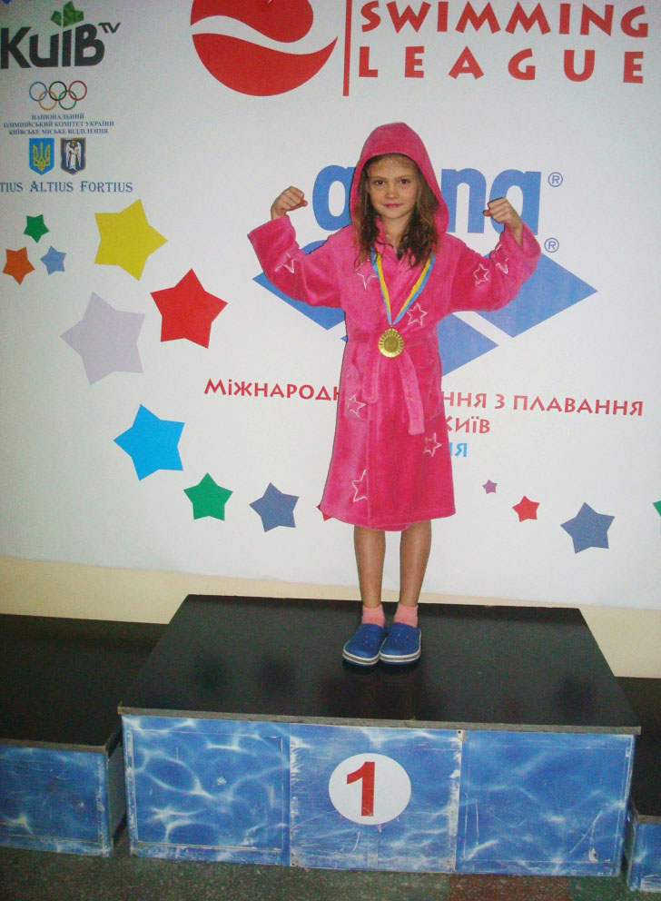Найпершу медаль та грамоту за перше місце на всеукраїнській арені Таня Афанасьєва отримала на турнірі Arena Київ 17 грудня 2016 р. за стометрівку батерфляєм