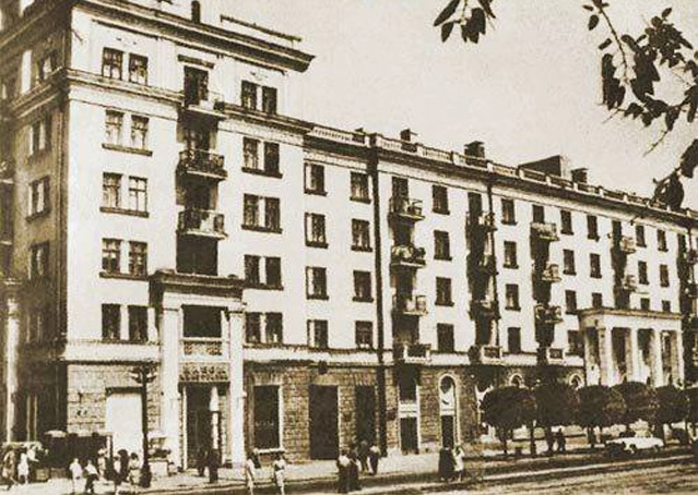 Будинок з кінотеатром «Жовтень», 1970-ті роки // https://vesti.dp.ua/kak-v-dnepre- sozdavalsya-dom-specialistov/