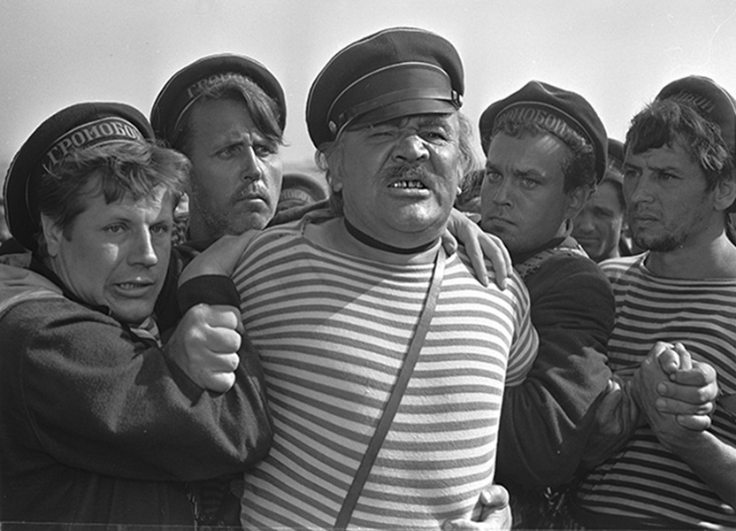 Б. Андрєєв в ролі «Ватажка», кадр із фільму // https://vesti.dp.ua/dniprovske-selishhe-stalo-ulyublenim-mistsem-kinoshnikiv/