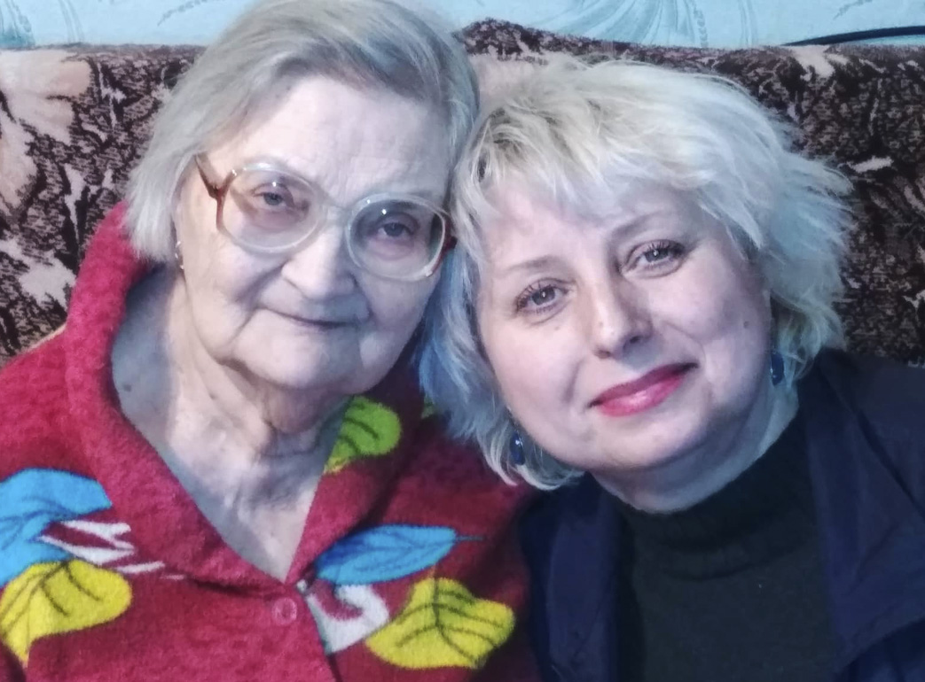 Лариса з мамою Ніною Миколаївною (сучасне фото) 