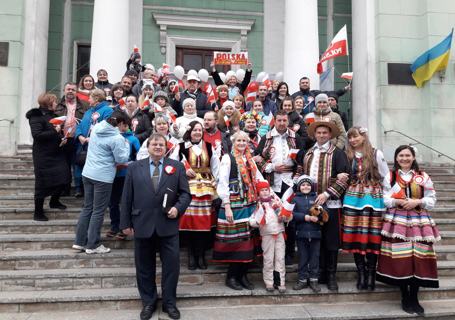  Члени Центру польської культури ім. Кароля Войтили співають гімн Польщі.