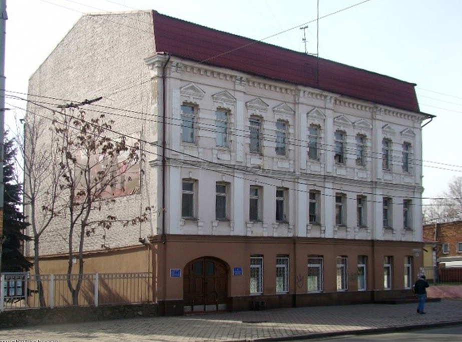 Будинок колишнього Народного університету імені О. Караваєва //https://www.shukach.com/ru/node/19048