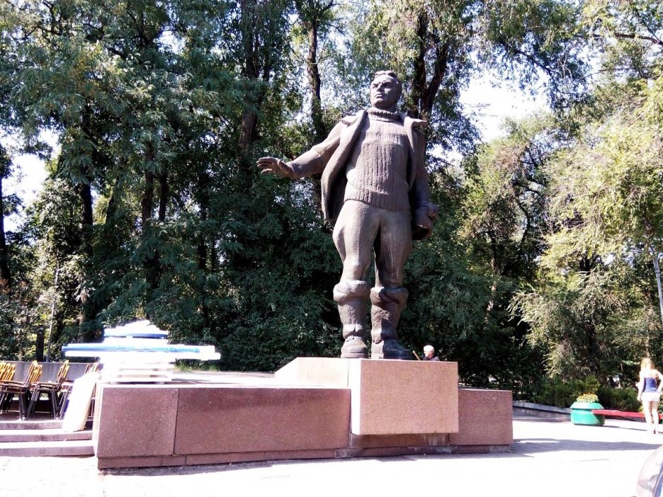 Пам’ятник В. Чкалову (https://topgid.net/6947-pamjatnik-valeriju-chkalovu-v-dnepre.html )