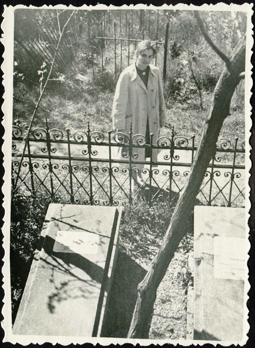 М. Шубравська біля могили Д. Яворницького, 1961. З фонду ДНІМ ім. Дмитра Яворницького