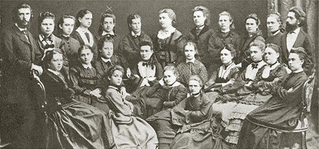 Учениці типової жіночої приватної школи ХІХ ст. //http://www.histukrdnu.dp.ua/Meeting/Ch1_History_of_DNU.pdf