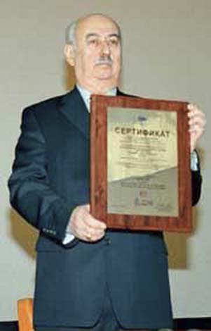 Вручення директорові Укрдіпромезу Ю.С. Кривченку сертифікату фірми TUVCERT про відповідність системи менеджменту якості інституту вимогам міжнародного стандарту ISO 9001:2000 (взято із мережі Інтернет)
