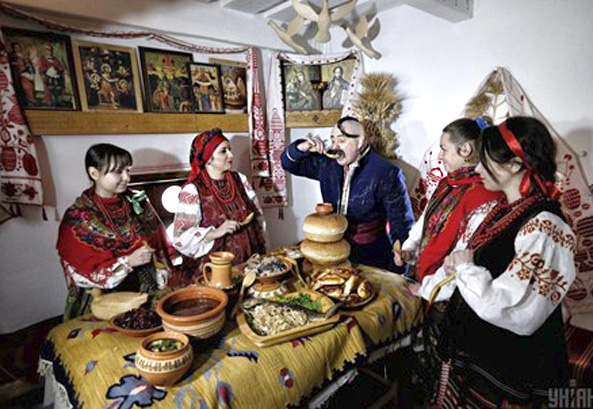За святковим столом у Свят-вечір // https://www.unian.ua/lite/holidays/10818143-svyatvechir-2020-istoriya-svyata-tradiciji-ta-prikmeti.html