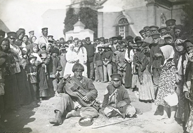 Лірник на ярмарку. Катеринославщина, 1910-ті рр. //https://www.facebook.com/photo?fbid=3411100122453373&set=pcb.3411106459119406