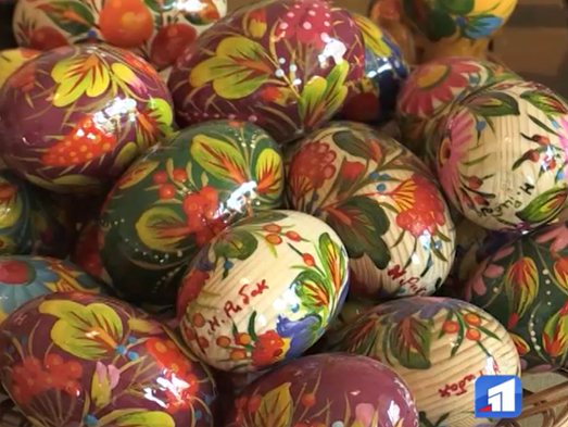 Дерев’яні яйця у петриківському розписі Наталки Рибак //https://11tv.dp.ua/news/dp/20190426-30195.html
