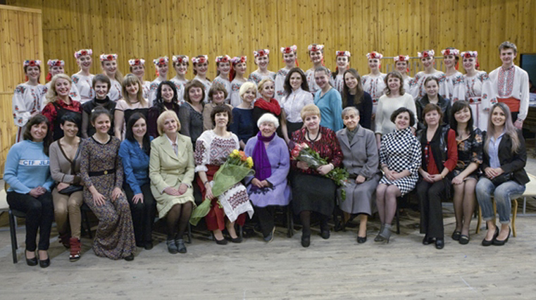 Л. Воріна зі своїми учнями, учасницями ансамблю «Чарівниці» різних років,2009 https://www.dnipro.libr.dp.ua/charivnici_bandurka