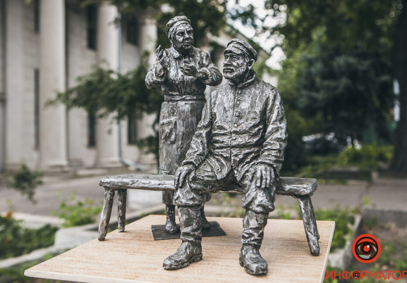  Макет пам’ятника «Голда і Тев’є» // https://kustdnipro.com/bilya-teatru-dramy-ta-komediyi-vstanovlyat-pam-yatnyk-zhanu-melnykovu-ta-lyudmyli- vershyninij/?fbclid=IwAR3d88WRzumsqg1rpS1