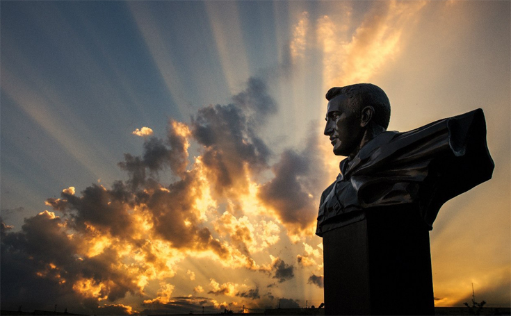 Пам'ятник Віктору Усову в променях сонця