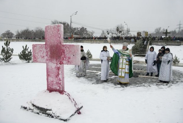 Давня традиція – хрест облитий червоним буряковим квасом. Фото: https://www.bbc.com/ukrainian/news-42749503