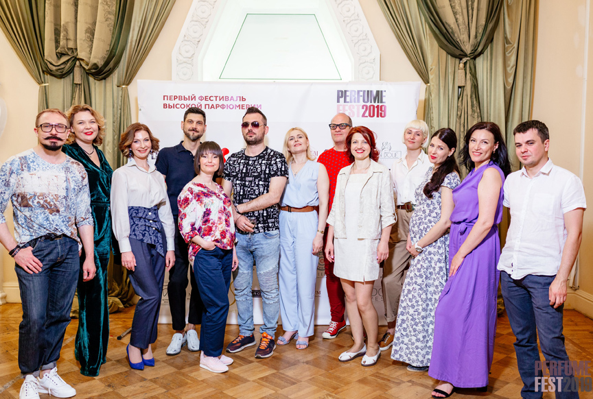 Наталія Ярочкіна – третя зліва в оточені представників Гільдії парфумерів України, парфумерних критиків і експертів на фестивалі «Perfume Fest 2019», Дніпро.