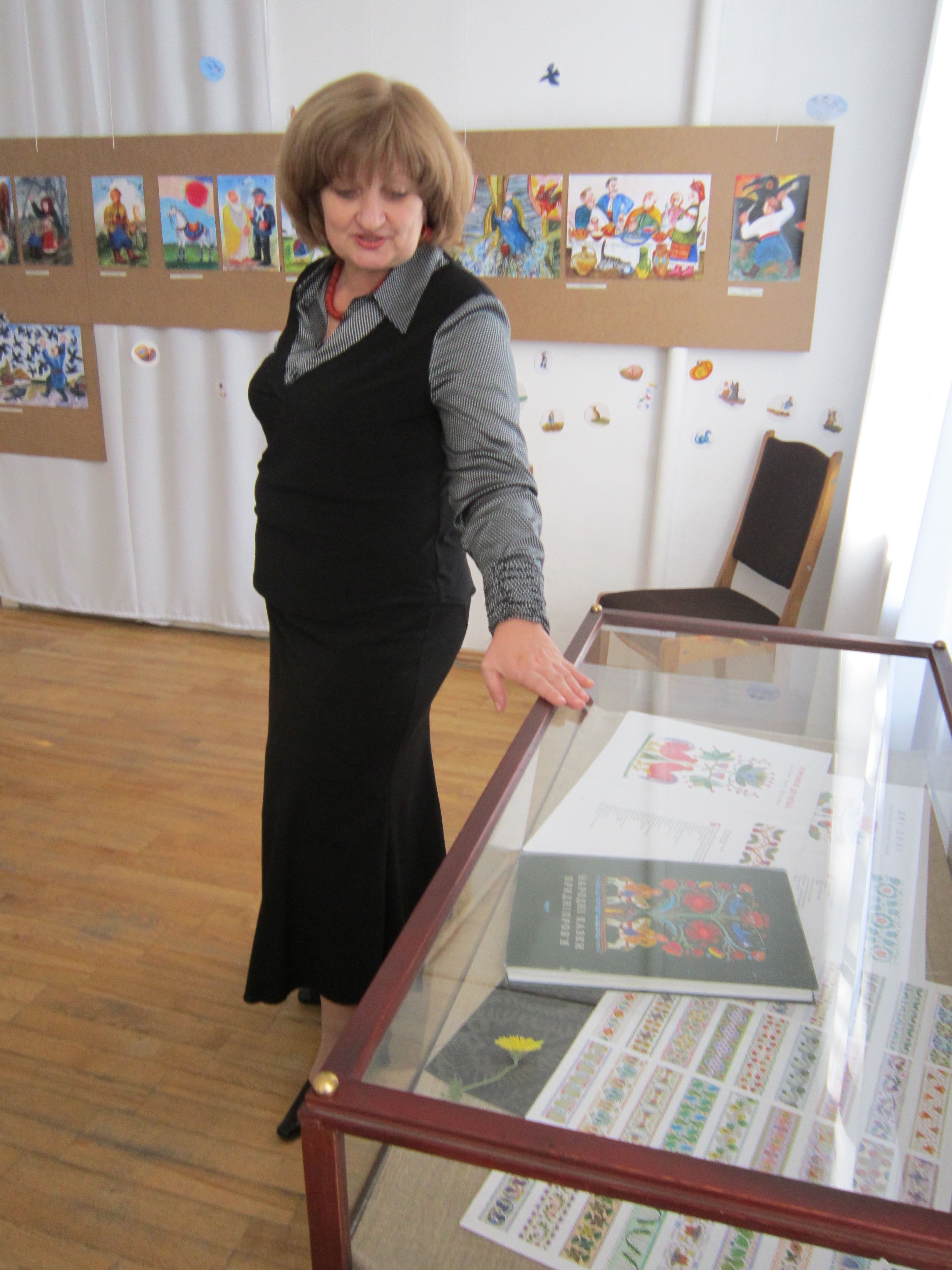 Біля виставки в музеї «Літературне Придніпров’я»