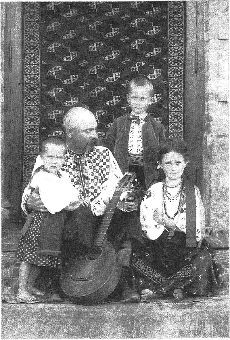 Павло Тушкан з дітьми Оксаною, Георгієм та Єлизаветою, бл. 1912 р. // http://surl.li/bensm
