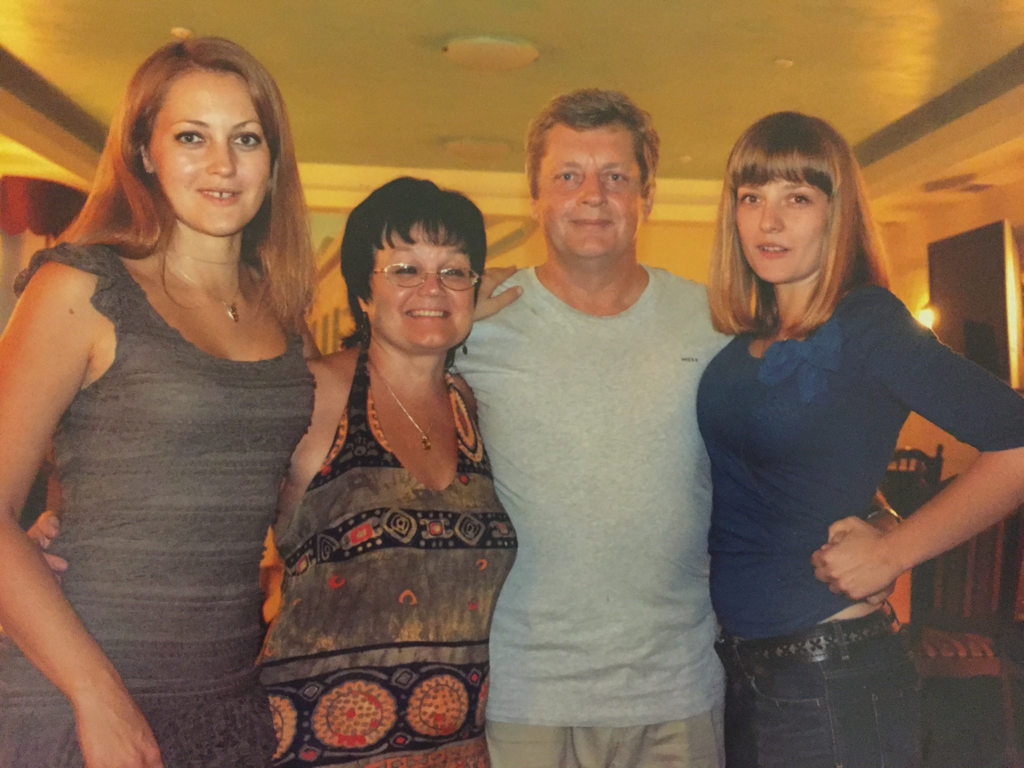 Родина Юрійчуків у Парижі. Зліва праворуч четверта – старша донька Ольга