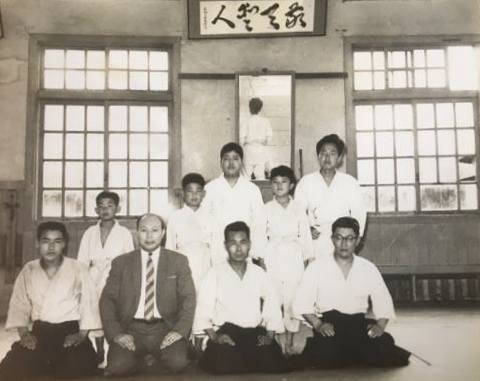 Під час тренування, верхній ряд: зліва праворуч третій 13-річний Кадзіцука. Нижній ряд, зліва праворуч: двоюрідний брат Кадзіцука Ясуші, другий – Муто Сенсей