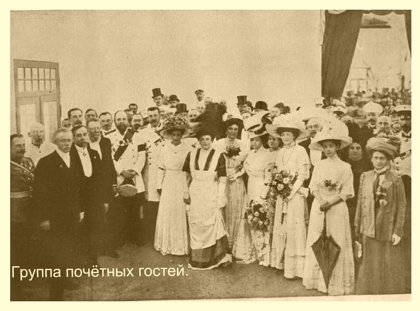 Мода. На південно-російській виставці у 1910 році.  Група гостей. Катеринослав. Фото https://www.google.com/search?sa=G&hl=uk&q=snapshot&tbm=isch&tbs=simg:CAQSlQEJZEC9j_1XyNKMaiQELEKjU2AQaAghCDAsQsIynCBpiCmAIAxIo2ArZCuEHmgW5F90JvRfXCvIJ2gq7Obw5_1iKKLqQuxjrLK7U6yiunLhow-lWEPdHVar6ilJJC9df49Ap4X3dnnFHn-9UZvxbmmlBcqWOUNM7TZwyXmx3qD1N3IAQMCxCOrv4IGgoKCAgBEgQZv5YNDA&ved=0ahUKEwjL6rijlJviAhVpk4sKHRKrBvgQwg4IKigA&biw=1280&bih=832