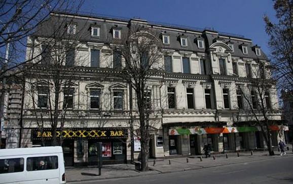 Фото  Будівлі (сучасне та минуле) на пр. Яворницького, 40 у м. Дніпрі, в якій бував  І. Манжура (на першому поверсі розташовувалася книгарня С. Єгорової).