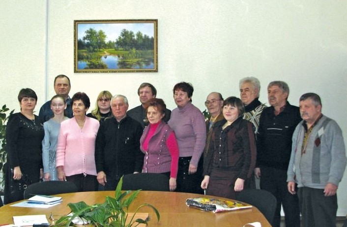 Творча зустріч з поетом-сатириком Григорієм Гарченком (в центрі, 2 ряд) у читальному залі Центральної міської бібліотеки, березень 2012 рік. Фото: https://nmsk.dp.ua/wp-content/uploads
