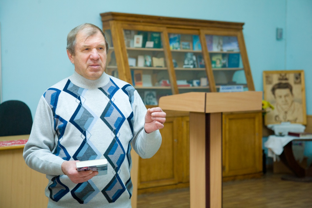 Г.Гарченко імпровізує вірш в НГУ, 2014р. Фото: https://mvs.nmu.org.ua/upload/medialibrary