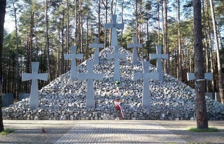 Національний історико-меморіальний заповідник «Биківнянські могили», Київщина. Фото з сайту: http://ua.bykivnya.org/images/galleries/preview/2015-03-11/2f413d14d902e429fff2442bbf972993.jpg