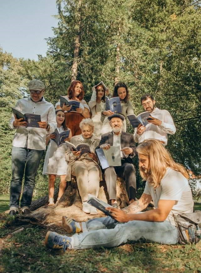 Нащадки письменника О. Билінова читають «Фейсбучну книгу» Леоніда Злобінського