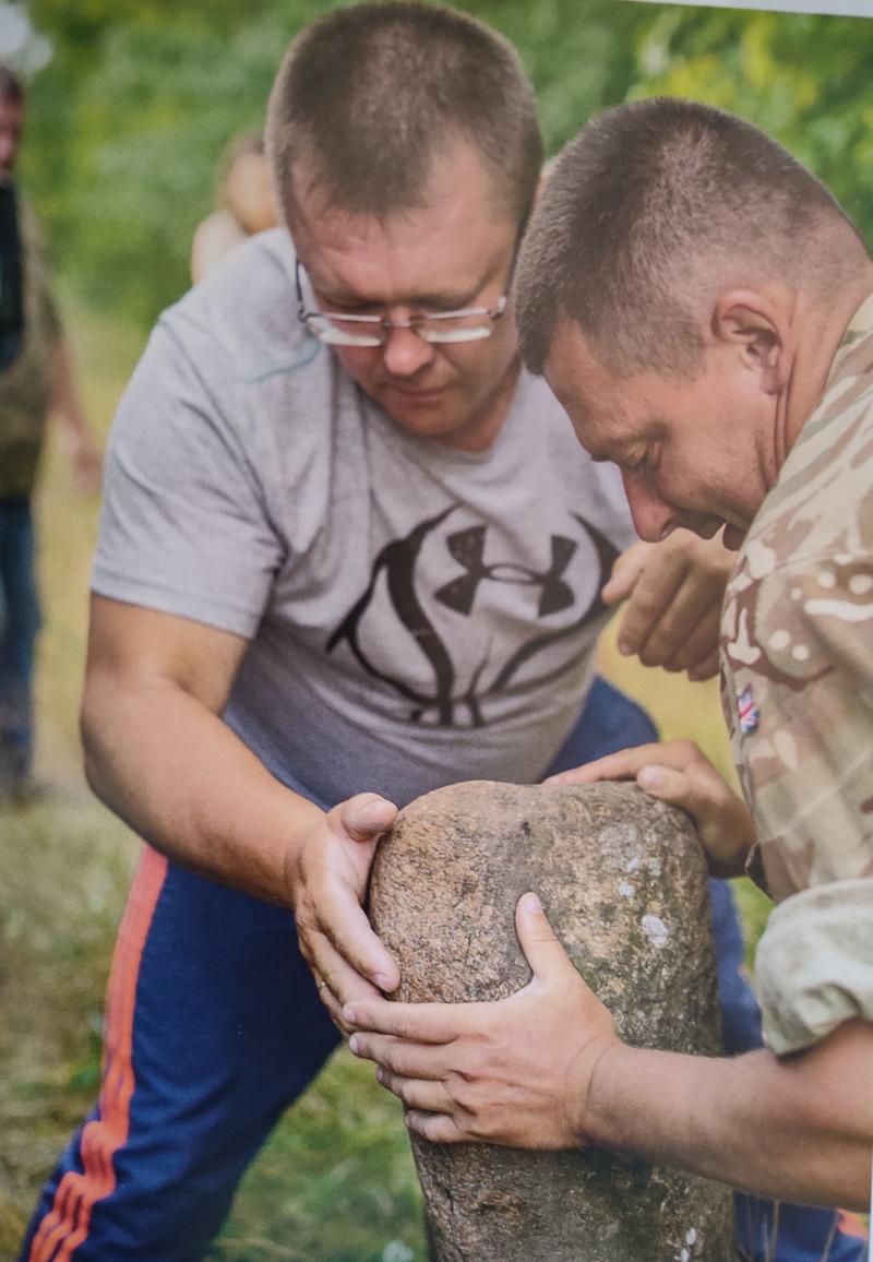 Археологи з новими знахідками. Фото з кн.: Старік О. Токівське. Археологічний ракурс