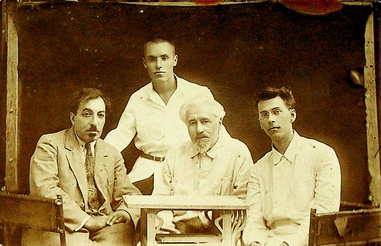 Павло Тичина та Василь Мисик у колі вірменських письменників. Єреван, 1929 р. Фото: https://www.facebook.com/litme.ua/photos/a.275460626125692/1351997888471955