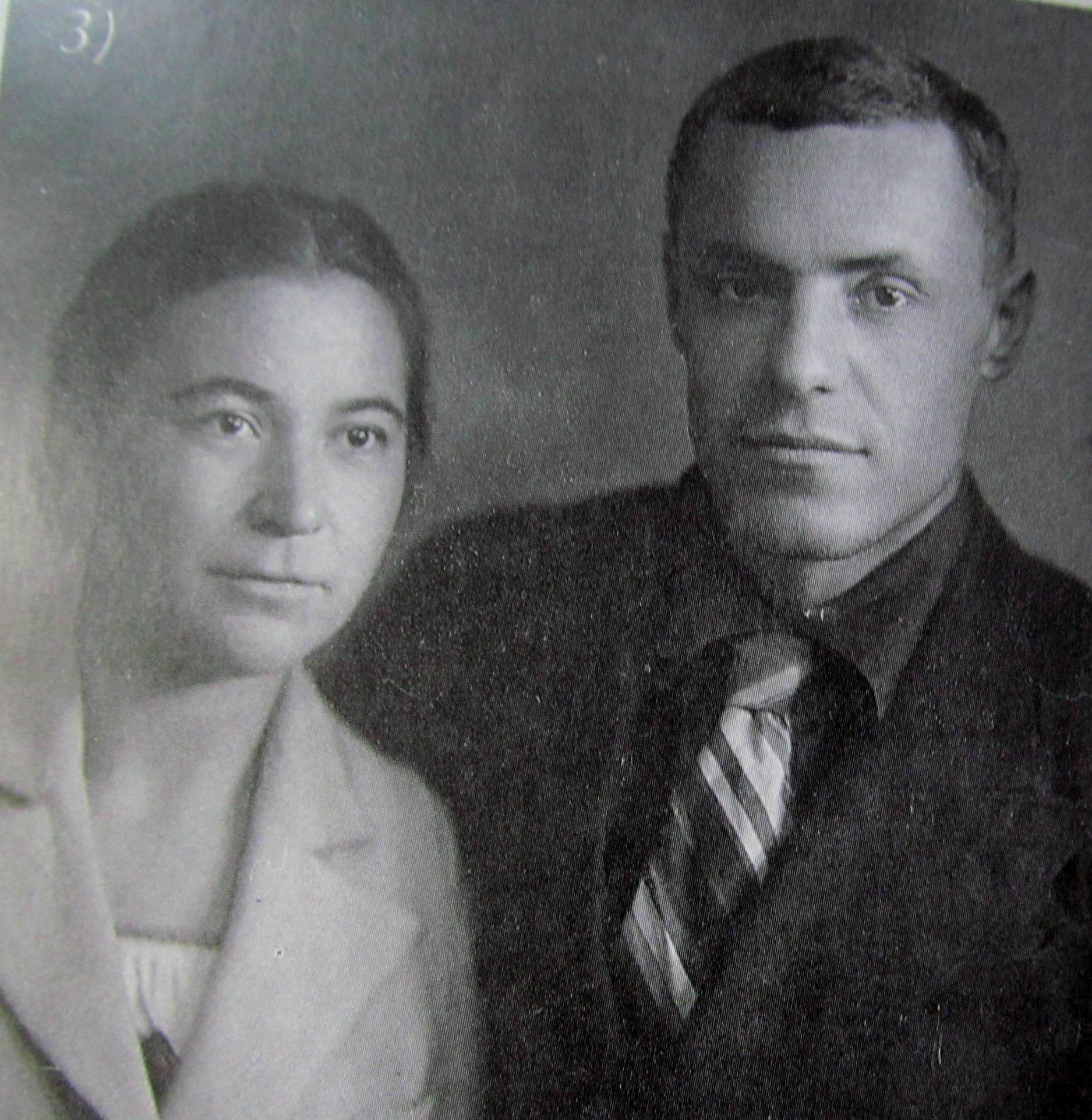 Ніна Неєлова і Василь Мисик під час одруження, 9 березня 1941 р. Фото: https://kharkiv-nspu.org.ua/wp-content/uploads/2016/05/%d0%a4%d0%9e%d0%a2%d0%9e-5.jpg