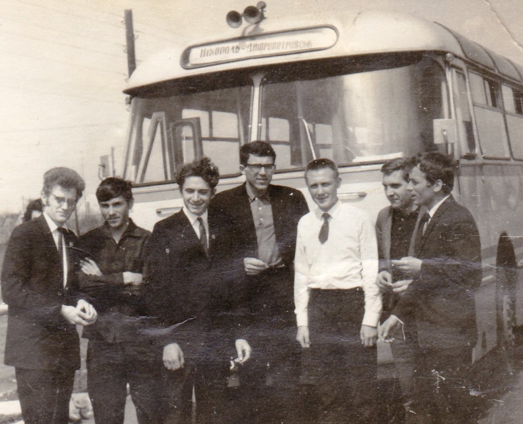 Ю. Кібець (п’ятий ліворуч) серед поетів початківців, які їдуть на виступи до Нікополя, 1966–1968 р. 