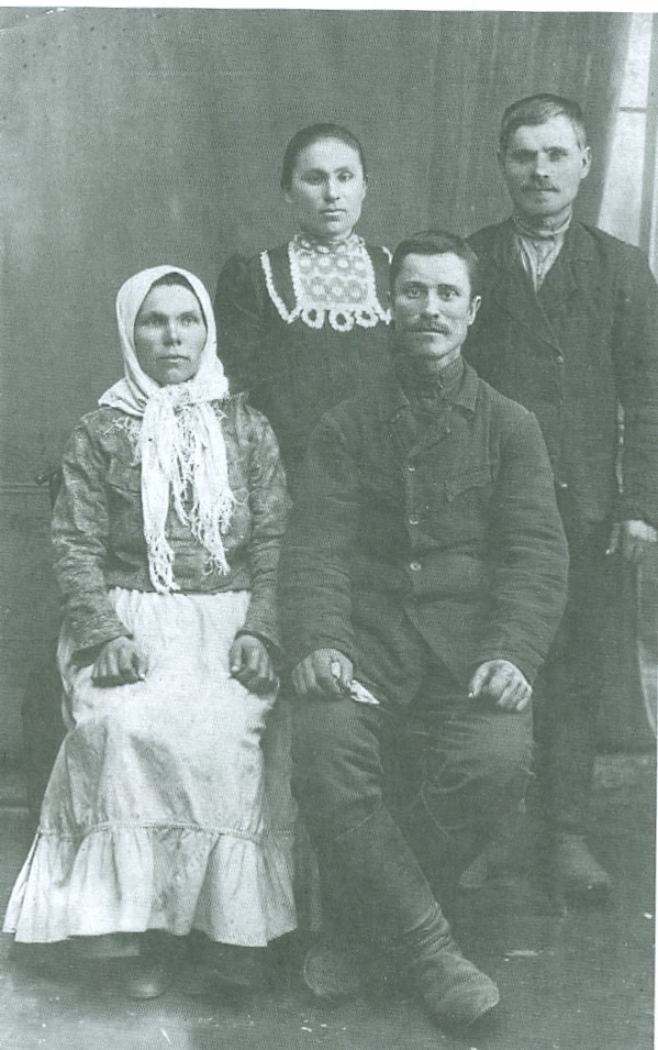Андрій Петрович і Марфа Семенівна Желиби (дідусь і бабуся авторки) сидять, 1911